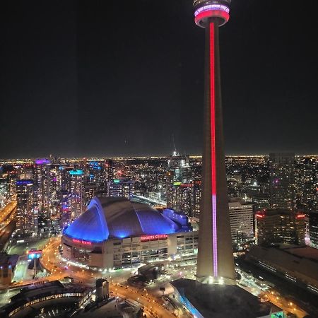 Two Bd Cn Tower And Lake Ontario View Toronto Kültér fotó
