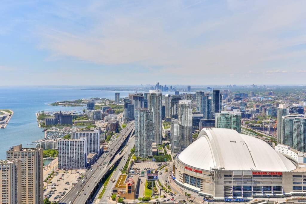 Two Bd Cn Tower And Lake Ontario View Toronto Kültér fotó