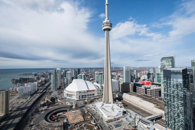 Two Bd Cn Tower And Lake Ontario View Toronto Kültér fotó