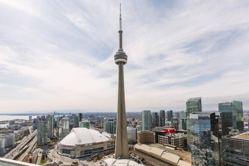 Two Bd Cn Tower And Lake Ontario View Toronto Kültér fotó