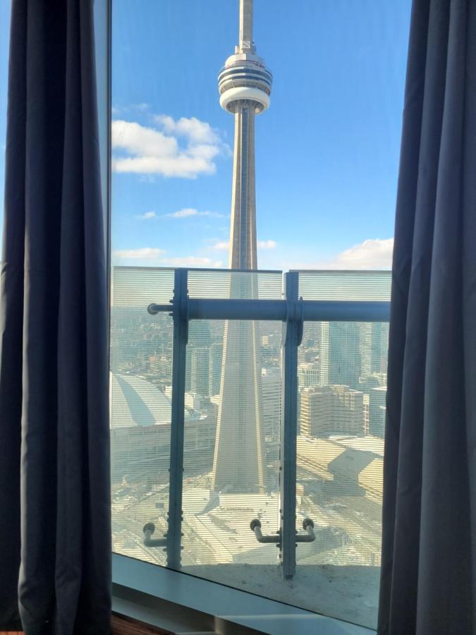 Two Bd Cn Tower And Lake Ontario View Toronto Kültér fotó