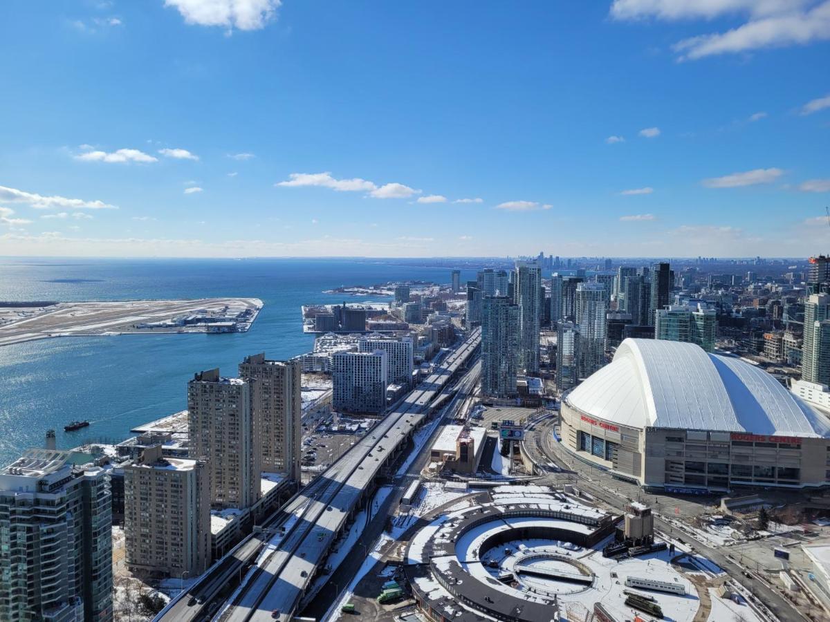 Two Bd Cn Tower And Lake Ontario View Toronto Kültér fotó