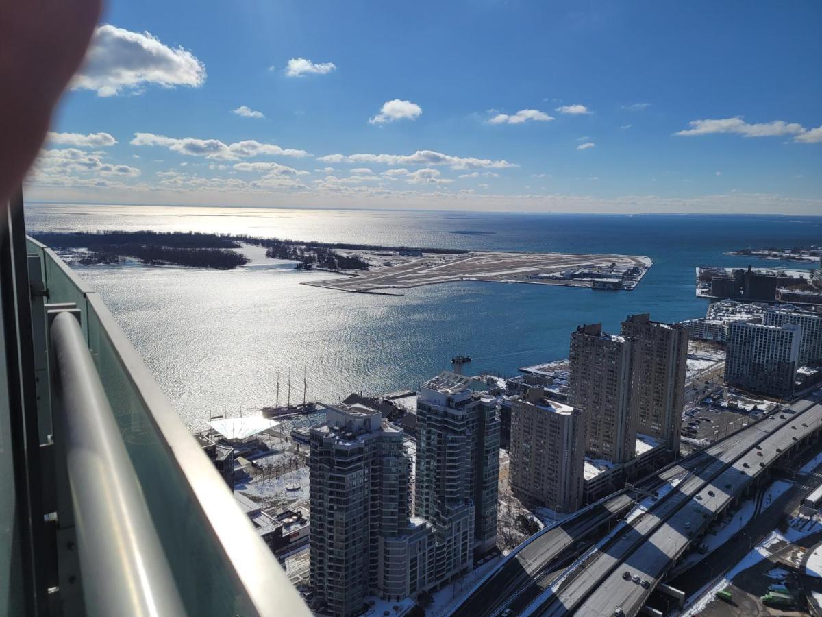 Two Bd Cn Tower And Lake Ontario View Toronto Kültér fotó
